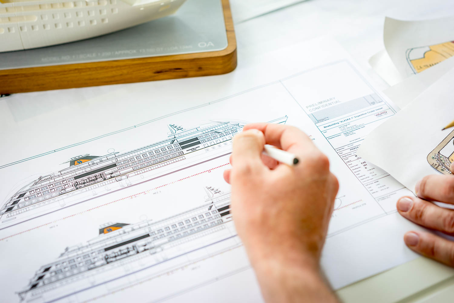 Architekt zeichnet Decksplan eines Kreuzfahrtschiffs
