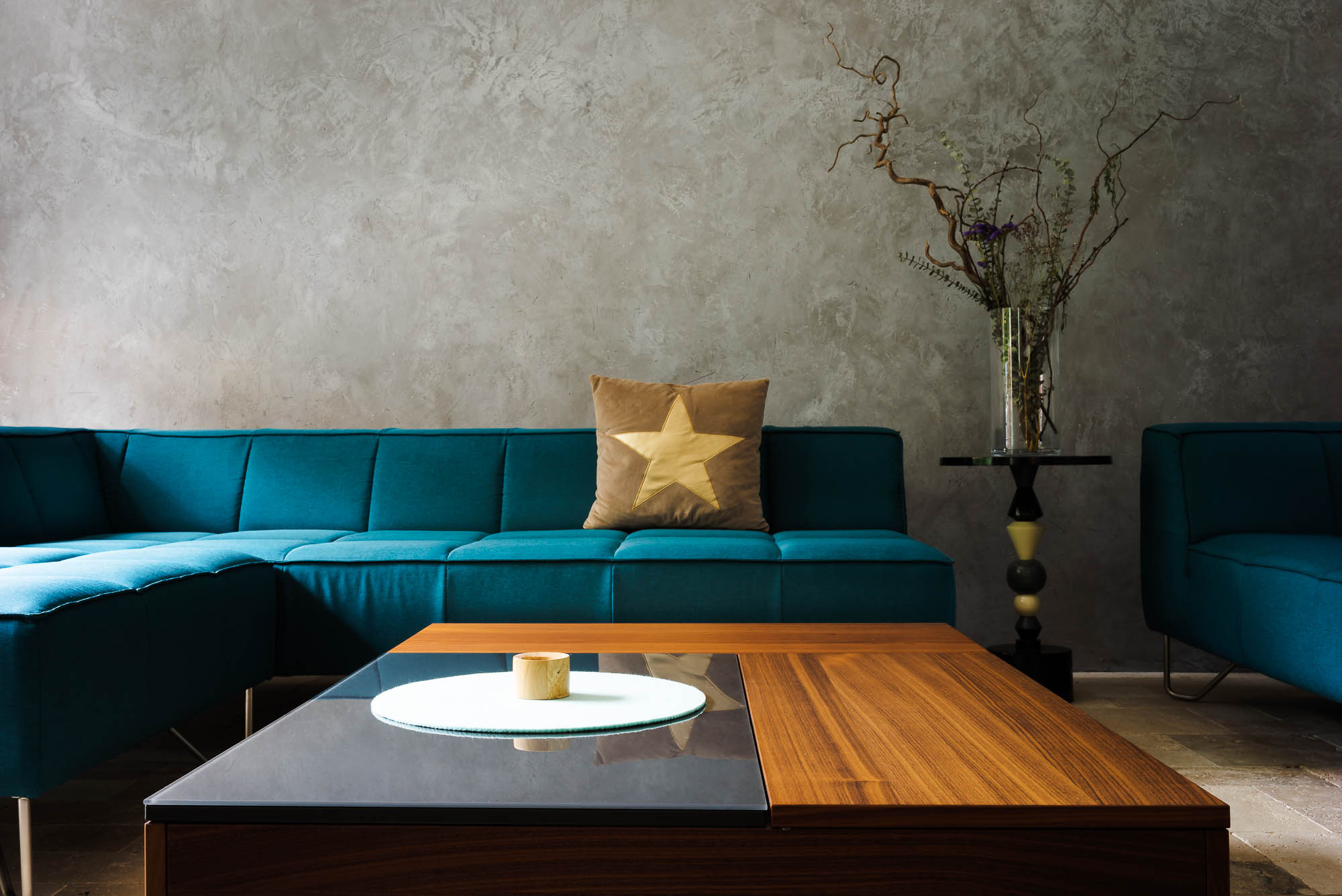 luxuriöses Sofa und Holztisch im Designer-Wohnzimmer