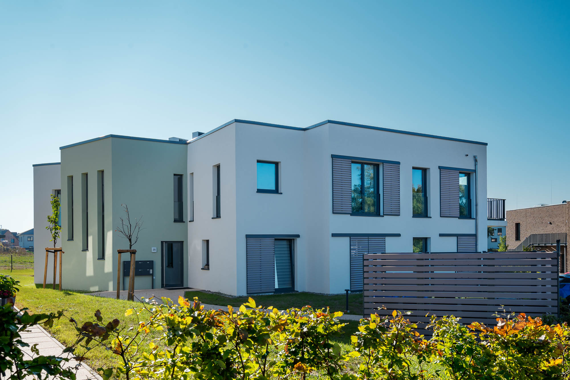 Zeitgenössische Architektur mit kubischen Formen und großen Fenstern
